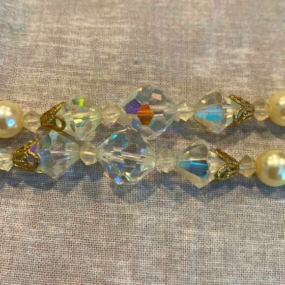 Beautiful Faux Pearl and Aurora Borealis rhinestone necklace - Picture 3 of 3